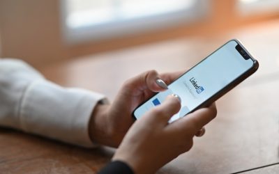 Un utente si sta connettendo a LinkedIn Sales Navigator da uno smartphone